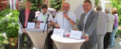 Beste Stimmung bei der heutigen Halbzeit-Bilanz der Gartenschau vor der Blumenschauhalle– v.l.: Franz Häring, Eva Linder, Roland Albert und Franz Stahl