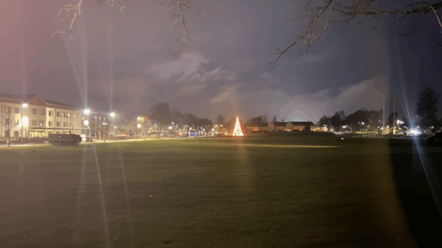 Das feierliche Holiday Tree Lighting im Herzen der Tower Barracks, Grafenwöhr, im Jahr 2024. Ein strahlender Start in die Festtage, präsentiert von USAG Bavaria. -- Bild: Bavarian Times / MP