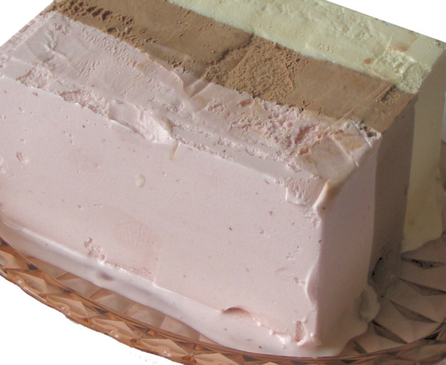 Das Ami-Eis wie in den 90ern. Neapolitan ice cream wird auch harlequin ice cream genannt. -- Bild: wikipedia.org