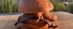 Ochsenfetzen auf der Semmel mit geschmorten Zwiebeln und Cocktailsauce -- Bild: Metzgerei Rauh, Grafenwöhr