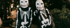 Halloween-Tradition: Verkleidet als gruselige Skelette ziehen diese beiden durch die Nachbarschaft. -- Bild: Charles Parker / Pexels