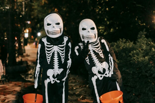 Halloween-Tradition: Verkleidet als gruselige Skelette ziehen diese beiden durch die Nachbarschaft. -- Bild: Charles Parker / Pexels