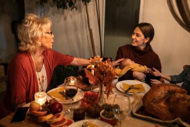 Die Ernte des Jahres und die Wärme der Familie. Eine perfekte Thanksgiving-Tradition, gefeiert von der Urgroßmutter bis zum Enkelkind. -- Bild: RDNE Stock project