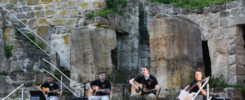 US-Soldaten der United States Army Europe Band and Chorus treten am 19. April 2018 auf der Naturbühne am Schönberg in Grafenwöhr auf. Über 300 Gäste lauschten einer Vielzahl von Pop- und Rocksongs, darunter Elvis Presley, The Eagles und Lady Gaga. -- Bild Markus Rauchenberger