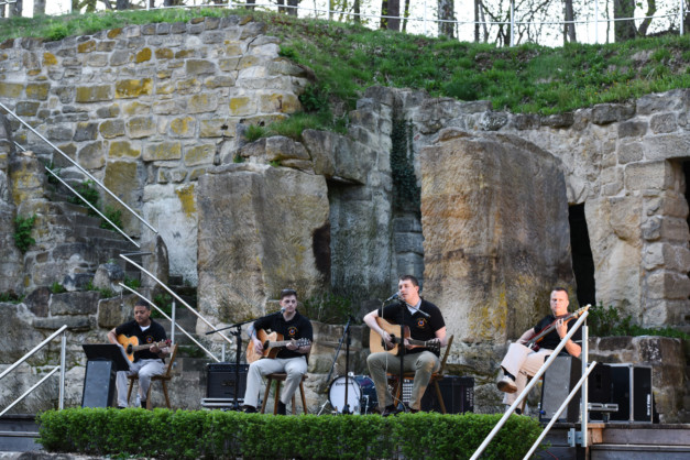 US-Soldaten der United States Army Europe Band and Chorus treten am 19. April 2018 auf der Naturbühne am Schönberg in Grafenwöhr auf. Über 300 Gäste lauschten einer Vielzahl von Pop- und Rocksongs, darunter Elvis Presley, The Eagles und Lady Gaga. -- Bild Markus Rauchenberger