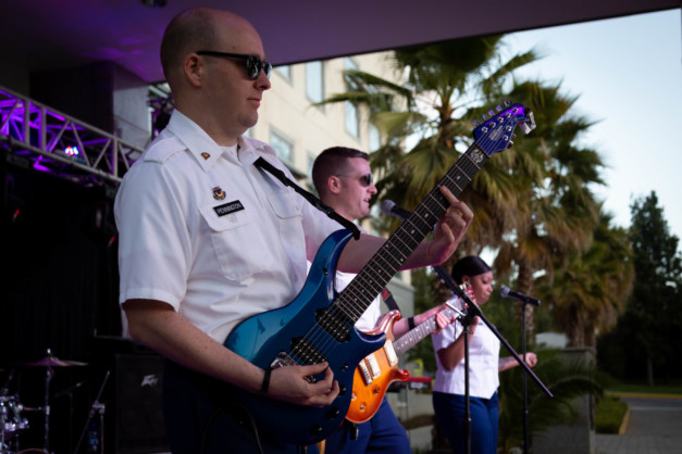 U.S. Army Spc. Ben Pennington, USAREUR Band & Chorus, spielt ein Solo während eines Auftritts in der U.S. Botschaft Addis Abeba. - Bild: U.S. Army Staff Sgt. Joshua Dahl