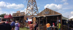 Der "Broken Spoken Saloon" mit dem "Burger Barn" des JMTC. -- Bild: volksfest-grafenwoehr.de