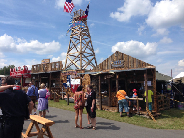 Der "Broken Spoken Saloon" mit dem "Burger Barn" des JMTC. -- Bild: volksfest-grafenwoehr.de