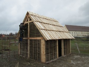 Unser Bild zeigt den Bau der Mittelalterhütte auf dem Gelände der Gartenschau Tirschenreuth. -- Foto: Gartenschau Tirschenreuth