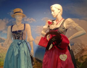 Ein Dirndl ist ein bayerisches und österreichisches Trachtenkleid.-- Bild: Adam Jones, Ph.D. (wikipedia.org)