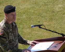 Kommandowechsel bei der U.S. Armee Garnison Bavaria auf dem Truppenübungsplatz Grafenwöhr Colonel Lance C. Varney bei seiner Verabschiedung der US-Armee Garnison Bavaria. -- Bild: US-Armee Garnison Bavaria