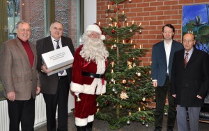 Aus dem Archiv: Im Bild von links: Bei der Übergabe der Daga-Spende, Bürgermei-ster Helmut Wächter, Bürgermeister Lothar Höher Jim Federline als Santa Claus, Thomas Hentschel stellvertr.Leiter Sozialamt, DAGA-Vizepräsident Anton Dürr. Bild: Norbert Schmieglitz, Stadt Weiden i.d. Oberpfalz