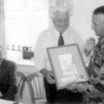 Den Bayernkrug überreichte Fred Arnold zum Abschied an Oberstleutnant James P. Drago. Der Kommandeur revanchierte sich mit Geschenken an den DAGA-Präsidenten und an Schatzmeister Anton Dürr (links).