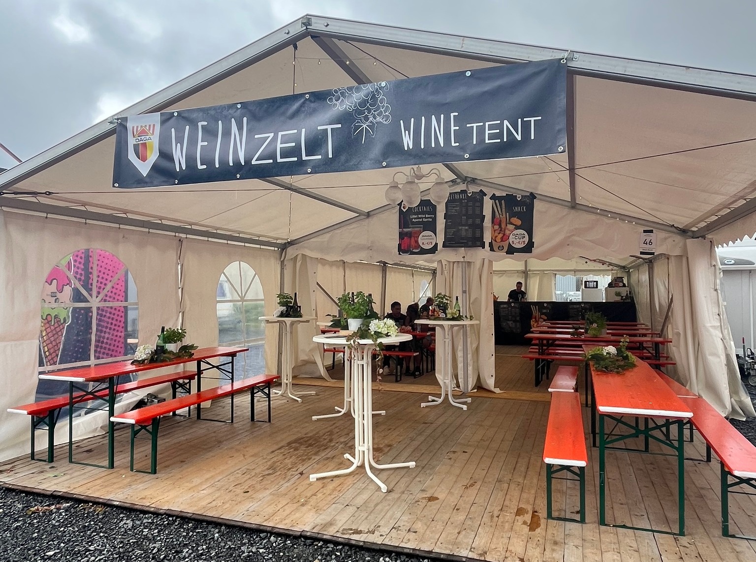 Weinzelt des DAGA auf dem Volksfest Grafenwöhr 2024 - Bild: DAGA e.V., Grafenwöhr