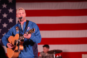 Country-Musik Star Darryl Worley bei seinem Auftritt in Camp Thursday. In diesem Jahr wird im Camp Kasserine auf dem Volksfest Grafenwöhr auftreten. -- Bild: Staff Sgt. Patrick Moes
