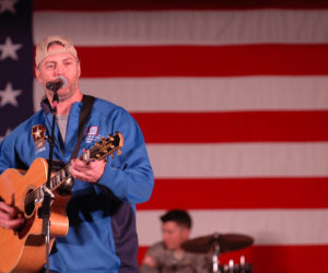 Darryl Worley (Country-Musik) Country-Musik Star Darryl Worley bei seinem Auftritt in Camp Thursday. In diesem Jahr wird im Camp Kasserine auf dem Volksfest Grafenwöhr auftreten. -- Bild: Staff Sgt. Patrick Moes