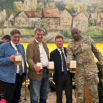 Bieranstich des Deutsch-Amerikanischen Volksfest Grafenwöhr 2024 mit Bürgermeister Edgar Knobloch, dem bayerischen Ministerpräsident Dr. Markus Söder, Generalkonsul der USA Timothy Liston und dem Kommandeur der US-Army Garrison Bavaria, Oberst Kevin A. Poole.