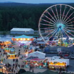Blick über einen Teil des Festplatzes des Deutsch-Amerikanischen Volksfest Grafenwöhr 2025 im Camp Algier. – Bild: USAG Bavaria