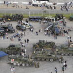 Blick über einen Teil der Militärausstellung der US-Armee und Bundeswehr beim Deutsch-Amerikanischen Volksfest Grafenwöhr 2025 im Camp Algier. – Bild: USAG Bavaria