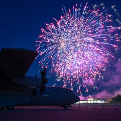 Eine C-130J Super Hercules der US-Luftwaffe (U.S. Air Force) ist während eines Feuerwerks auf der Ramstein Air Base, Deutschland, am 4. Juli 2025 ausgestellt. Das zweitägige Festival fand zur Feier des Unabhängigkeitstages statt und bot Fahrgeschäfte, Spiele, Essensstände, Live-Musik sowie eine Feuerwerksshow.“ -- Bild: Senior Airman Brenden Beezley