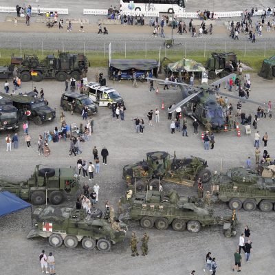 Blick über einen Teil der Militärausstellung der US-Armee und Bundeswehr beim Deutsch-Amerikanischen Volksfest Grafenwöhr 2025 im Camp Algier. – Bild: USAG Bavaria
