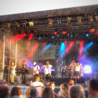 Jedes Jahr treten Live-Bands verschiedener Genre auf dem Volksfest auf. - Bild: volksfest-grafenwoehr.de