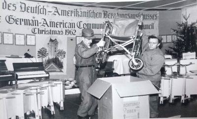 Der Deutsch-Amerikanische Beratungsausschuss, der heutige DAGA beim verpacken der Weihnachtsspenden nach dem Deutsch-Amerikanischen Volksfest Grafenwöhr 1962. - Bild: Kultur- und Militärmuseum Grafenwöhr