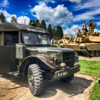 Militärfahrzeug-Ausstellung historischer und moderner Militärfahrzeuge der US-Armee und Bundeswehr auf dem Volksfest Grafenwöhr. Im Bild ein historischer US-Army-Sanitätswagen. -- Bild: volksfest-grafenwoehr.de