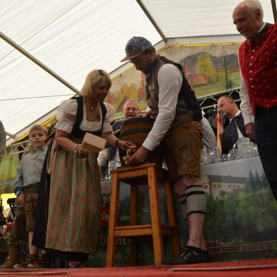 Angela Lane, stellvertretende Standortkommandantin des US Army Garrison Bavaria – Hohenfels, schwingt den Holzhammer, um beim Anstich des Festbieres das Fass für das 51. Deutsch-Amerikanische Volksfest zu eröffnen. Ihr gelang der Anstich mit nur einem Schlag. -- Bild: U.S. Army Foto von Bryan Gatchell, USAG Bavaria Public Affairs