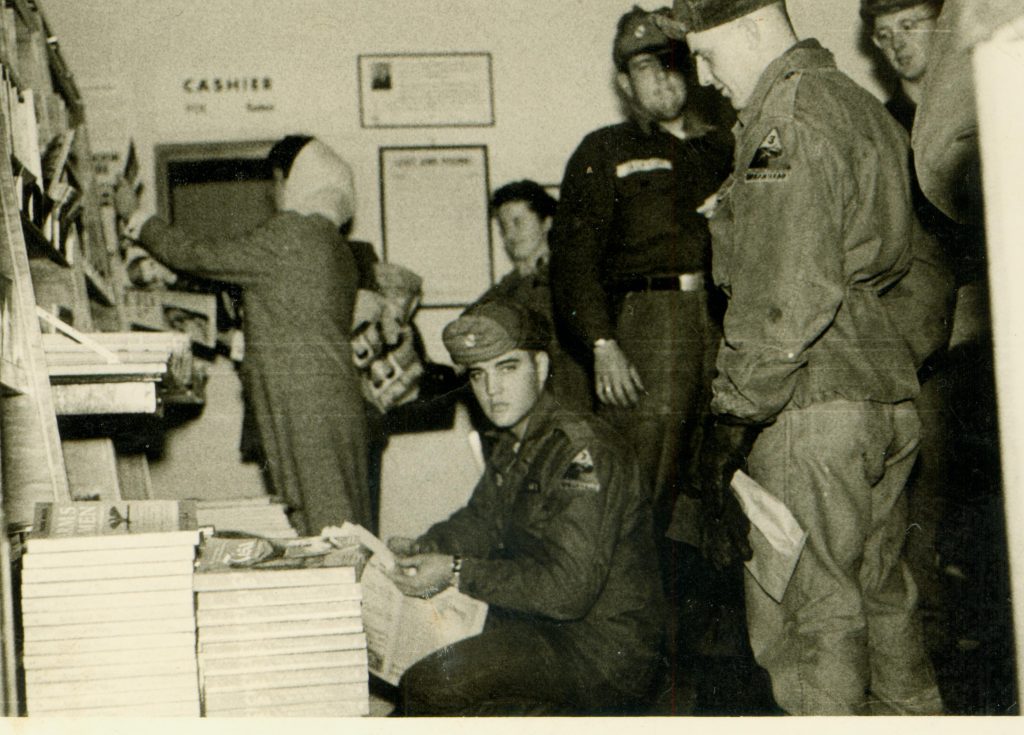 Elvis Presley im "Bookstore" in den Tower Barracks auf dem Truppenübungsplatz Grafenwöhr.  — Bild: Kultur- und Militärmuseum Grafenwöhr