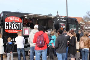 Der Foodtruck von "Guerilla Gröstl Gourmet-Burger" auf dem Foordtruck Festival im vergangenen Jahr. Das Foodtruck Roundup 2017 findet am 20. Mai auf dem Großparkplatz Naabwiesen statt. -- Bild: Stadtmaketing Weiden/Andrea Schild-Janker