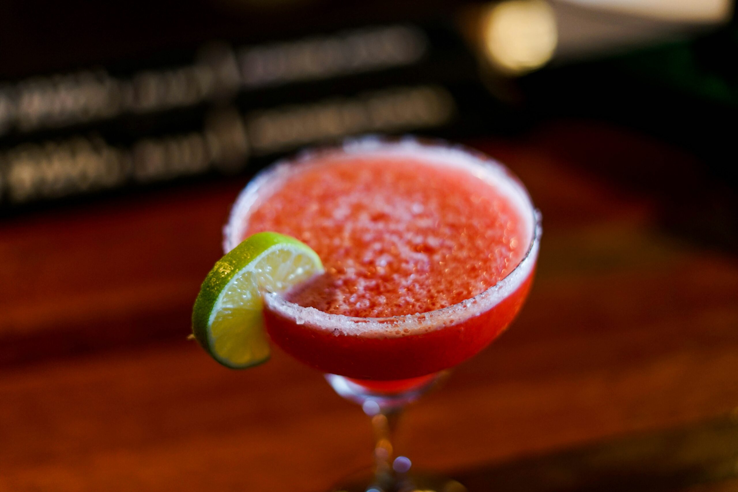 Einen Frozen Margarita Las Vegas Style vereint den klassischen Margarita-Kern mit dem typischen Vegas-Twist. --- Bild: Tai's Captures auf Unsplash