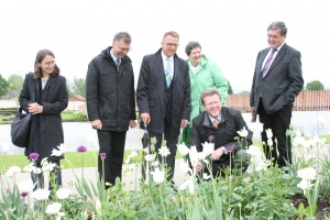 Freuen sich auf die baldige Eröffnung der Gartenschau: Kristina Hack, Gesamtplanung, Franz Häring, Geschäftsführer der Gartenschau Natur in Tirschenreuth 2013 GmbH, Franz Stahl, Erster Bürgermeister der Stadt Tirschenreuth, Eva Linder, Geschäftsführerin der Gartenschau Natur in Tirschenreuth 2013 GmbH, Dr. Marcel Huber, Bayerischer Staatsminister für Umwelt und Gesundheit und Günther Franz, Dritter Bürgermeister der Stadt Tirschenreuth (v.l.) Freuen sich auf die baldige Eröffnung der Gartenschau: Kristina Hack, Gesamtplanung, Franz Häring, Geschäftsführer der Gartenschau Natur in Tirschenreuth 2013 GmbH, Franz Stahl, Erster Bürgermeister der Stadt Tirschenreuth, Eva Linder, Geschäftsführerin der Gartenschau Natur in Tirschenreuth 2013 GmbH, Dr. Marcel Huber, Bayerischer Staatsminister für Umwelt und Gesundheit und Günther Franz, Dritter Bürgermeister der Stadt Tirschenreuth (v.l.)
