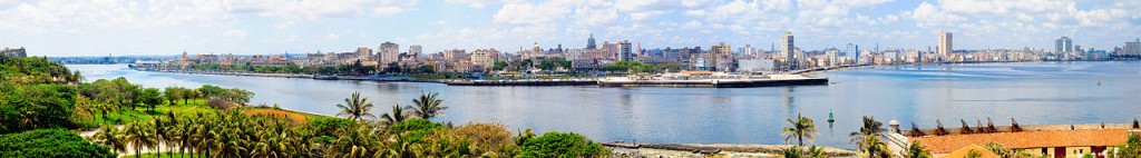 Ein Panorama von Havanna, der Malecon und der Bucht von Havanna aufgenommen vom Castillo de los Tres Reyes del Morro. -- Bild: wikipedia.org/Kriki