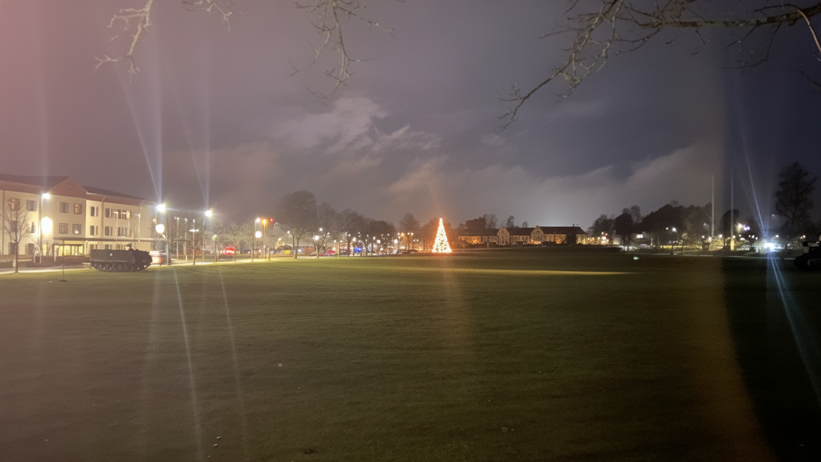 Das feierliche Holiday Tree Lighting im Herzen der Tower Barracks, Grafenwöhr, im Jahr 2024. Ein strahlender Start in die Festtage, präsentiert von USAG Bavaria. -- Bild: Bavarian Times / MP