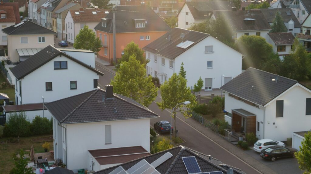 Neu gebaute und sanierte Häuser mit Vorgarten und Zaun in einer Siedlung in Deutschland. - Bild: Kevin Martin Jose auf Unsplash