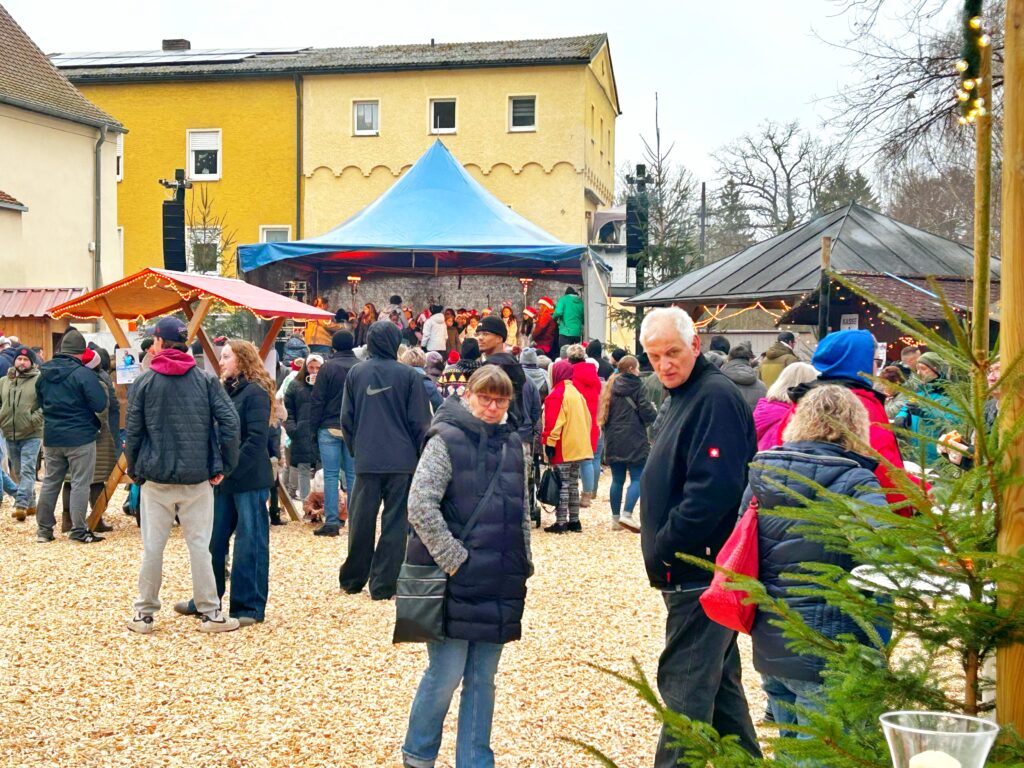 Erste Besucher strömten bereits zur Eröffnung auf den Oberpfälzer Adventsmarkt in Grafenwöhr 2025. -- Bild: volksfest-grafenwoehr.de