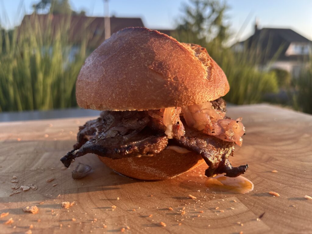 Ochsenfetzen auf der Semmel mit geschmorten Zwiebeln und Cocktailsauce -- Bild: Metzgerei Rauh, Grafenwöhr