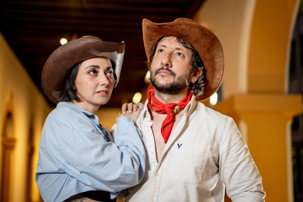 Gekleidet in ihre Cowboyhüte, blicken die beiden gemeinsam in die Ferne – bereit für ihr nächstes großes Abenteuer. -- Bild: Rafael Sualce / Pexels