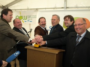 Unser Bild zeigt die Inbetriebnahme des Solarparks „Barbaraberg II“ am 25. November 2011. Dieses Sonnenkraftwerk mit 2.100 Kilowatt peak Leistung speist regenerativ erzeugten Strom für rund 500 Haushalte in das Versorgungsnetz ein. Eine „Luftaufnahme“ zeigt das Erweiterungsfeld am Einweihungstag. Unser Bild zeigt die Inbetriebnahme des Solarparks „Barbaraberg II“ am 25. November 2011. Dieses Sonnenkraftwerk mit 2.100 Kilowatt peak Leistung speist regenerativ erzeugten Strom für rund 500 Haushalte in das Versorgungsnetz ein. Eine „Luftaufnahme“ zeigt das Erweiterungsfeld am Einweihungstag.