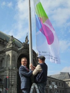 Tirschenreuths Erster Bürgermeister Franz Stahl beim Hissen der Gartenschau-Fahne vor dem Nürnberger Hauptbahnhof“. © Gartenschau Tirschenreuth