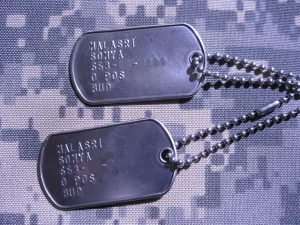 Dog-Tag der US-Armee mit Vorname und Nachname, der Sozialversicherungsnummer, der Blutgruppe und Konfesion. Bild: wikipedia.org/dog-tag.de