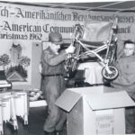 Der Deutsch-Amerikanische Beratungsausschuss, der heutige DAGA beim verpacken der Weihnachtsspenden nach dem Deutsch-Amerikanischen Volksfest Grafenwöhr 1962. - Bild: Kultur- und Militärmuseum Grafenwöhr