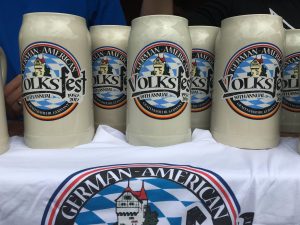 Masskrüge mit dem Logo des Deutsch-Amerikanischen Volksfest Grafenwöhr 2017. -- Bild: volksfest-grafenwoehr.de