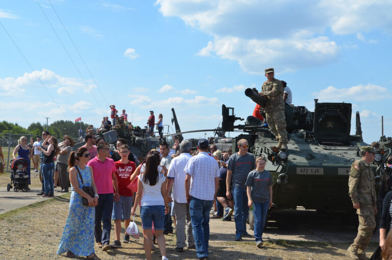 Deutsch-Amerikanisches Volksfest Grafenwöhr: Ausstellung der Militärfahrzeuge der Bundeswehr und US-Armee. - Bild: U.S. Army Garrison Bavaria