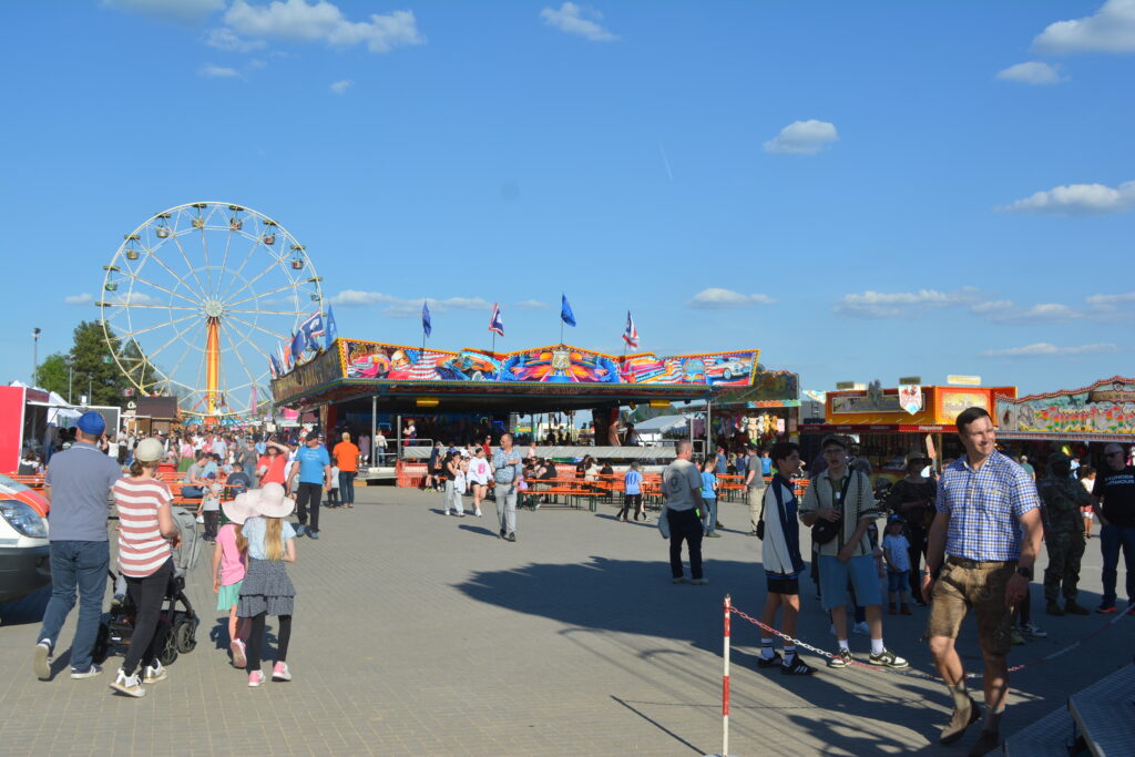 Zur Feier jahrzehntelanger Partnerschaft eröffnete die Militärgemeinde Hohenfels am 30. April 2025 ihr jährliches Deutsch-Amerikanisches Volksfest. -- Bild: U.S. Army von Bryan Gatchell, USAG Bavaria Public Affairs
