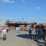 Zur Feier jahrzehntelanger Partnerschaft eröffnete die Militärgemeinde Hohenfels am 30. April 2025 ihr jährliches Deutsch-Amerikanisches Volksfest. -- Bild: U.S. Army von Bryan Gatchell, USAG Bavaria Public Affairs