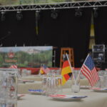 Zur Feier jahrzehntelanger Partnerschaft begann die Militärgemeinschaft Hohenfels am 30. April 2025 mit einem Festzelt-Empfang ihr jährliches Deutsch-Amerikanisches Volksfest. -- Bild: U.S. Army Foto von Bryan Gatchell, USAG Bavaria Public Affairs