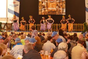 Die Tanzgruppe 'Asian Pacific Heritage' aus Hawaii tritt regelmäßig auf dem Deutsch-Amerikanischen Volksfest Hohenfels auf. -- Bild: USAG Bavaria, Hohenfels / Norbert Wittl
