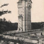Der Wasserturm von Grafenwöhr ist seit seiner Errichtung Anfang des 20. Jahrhunderts das Wahrzeichen sowohl der Gemeinde in der Oberpfalz als auch des Truppenübungsplatzes Grafenwöhr und bildet mit dem nahegelegenen Forsthaus ein Bauensemble